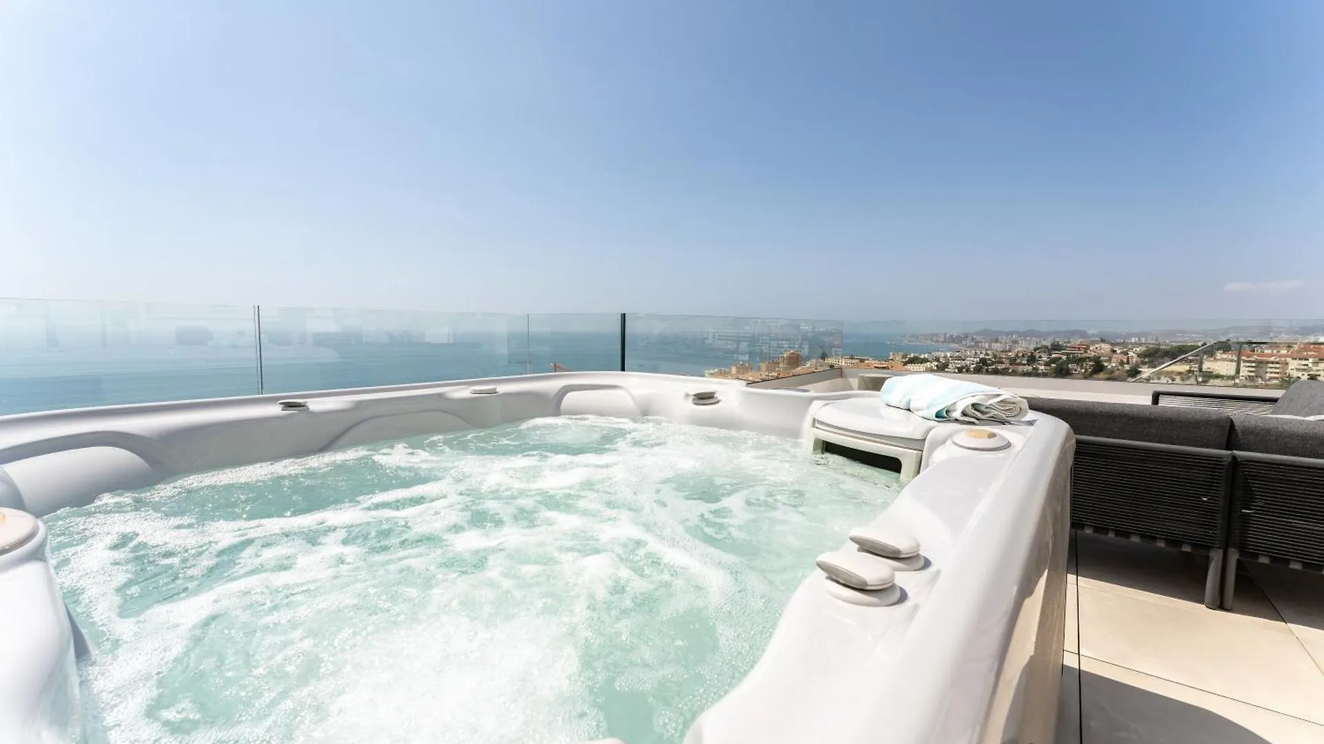 Апартаменты Luxury Penthouse With Rooftop Фуэнхирола Испания